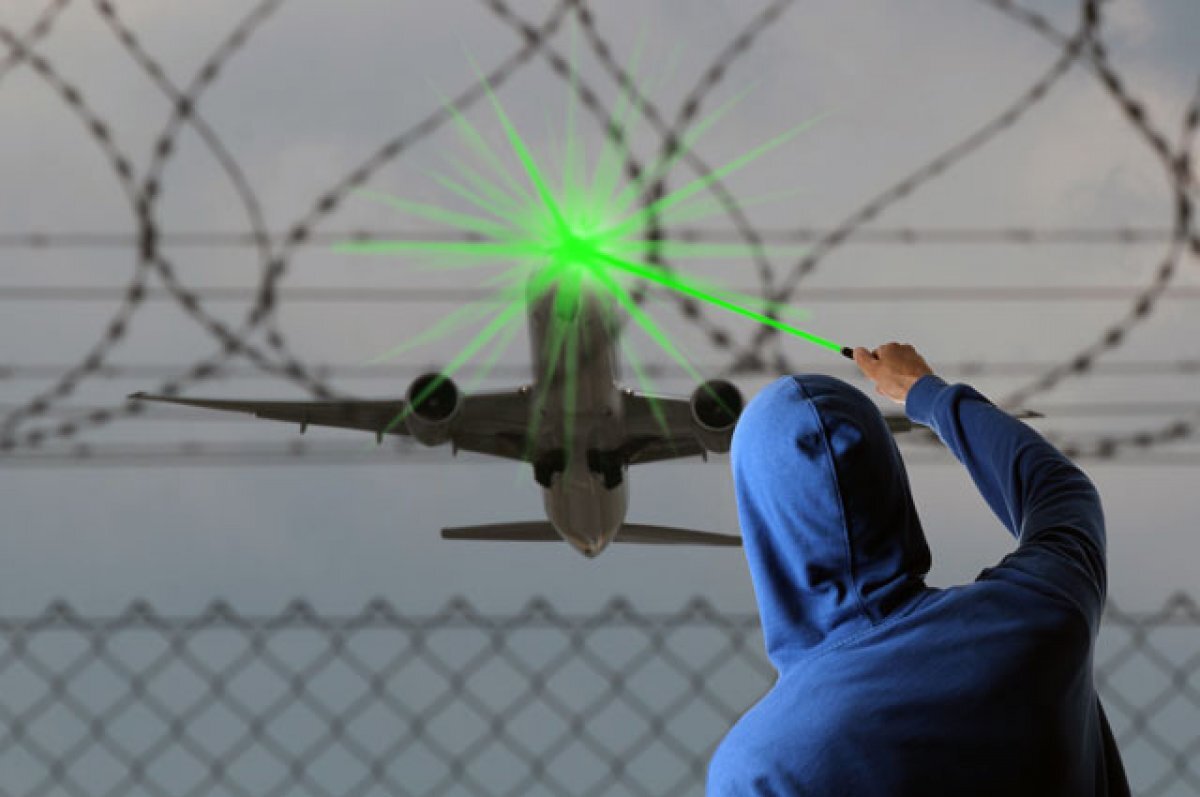    Подросток ослепил лазером пилотов самолёта, садившегося в Грозном