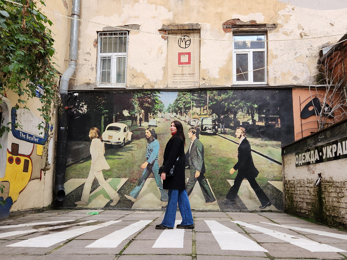 Интересный дворик со стрит-артом