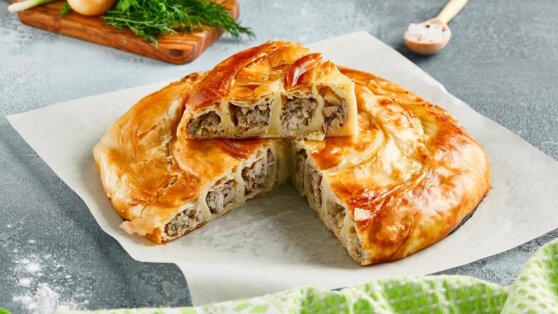    30 минут на кухне: турецкий "бурек" с мясом и сыром из слоеного теста Анастасия Романова