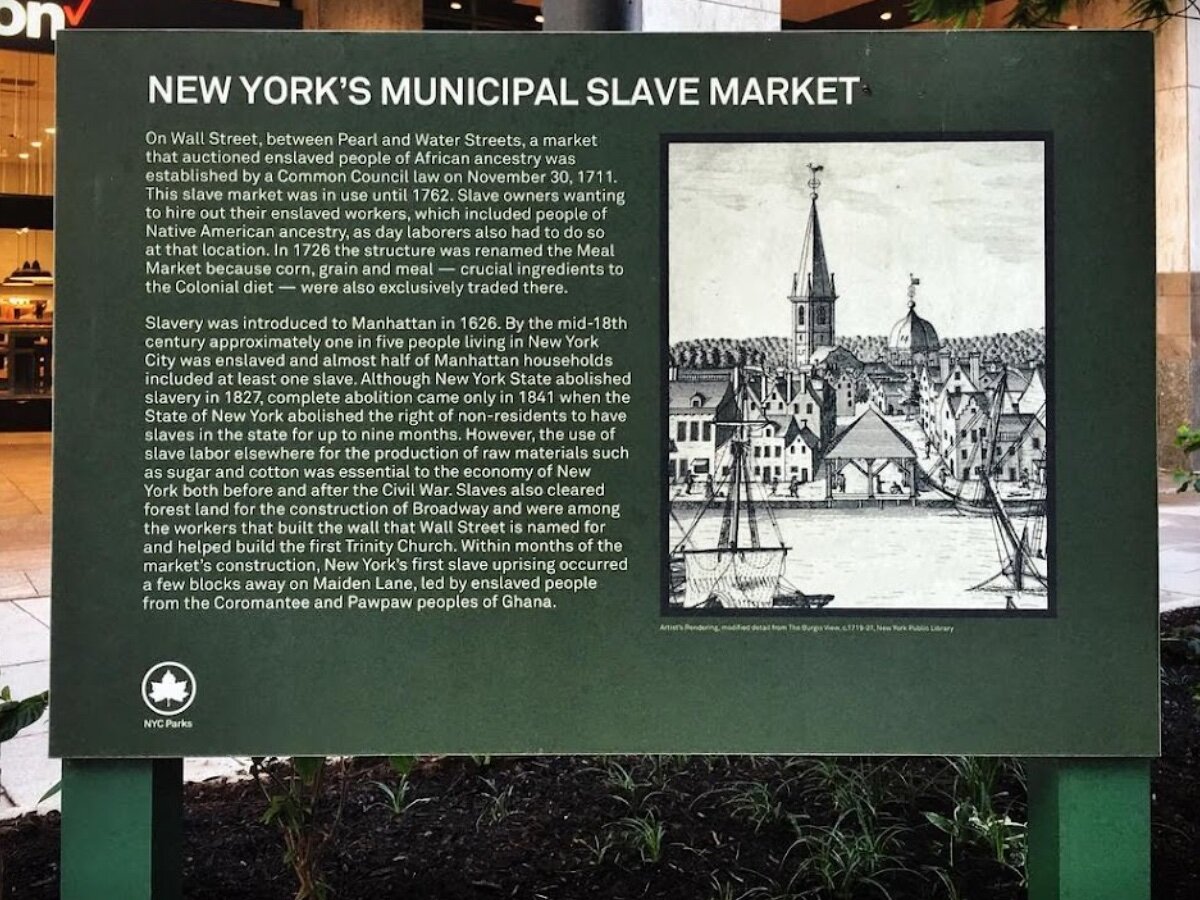 Та самая табличка с информацией о рынке рабов на Уолл-стрит 