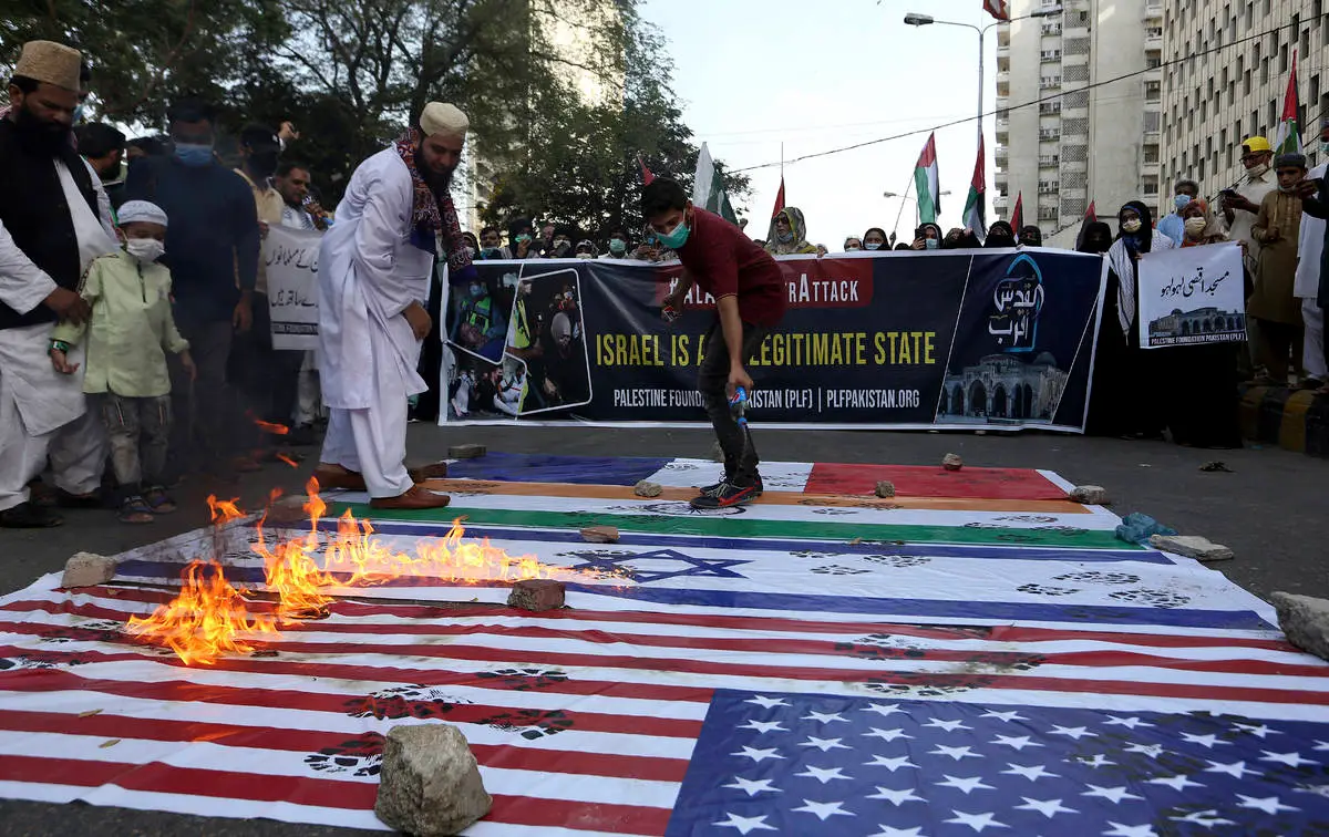 Сжигают мусульман. Сожжение флага Израиля. Мусульмане в США.