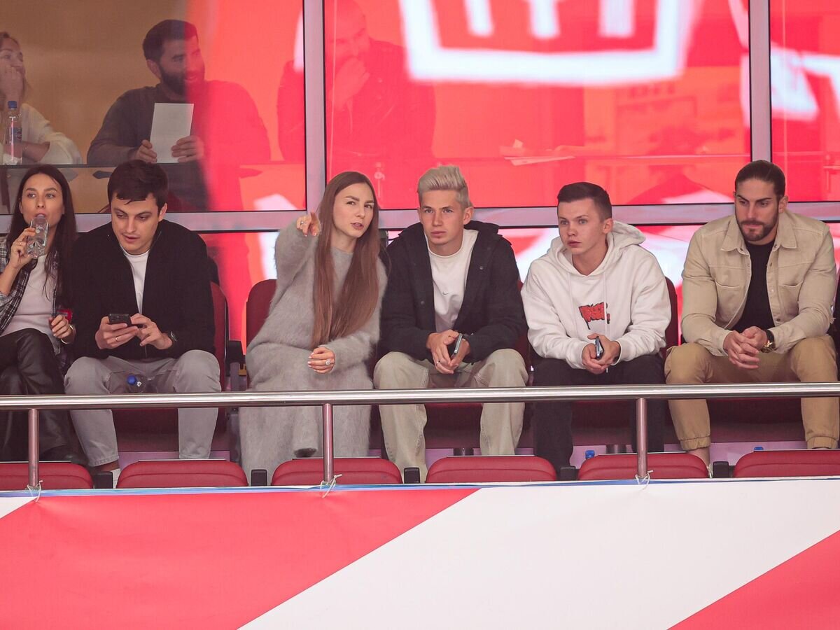    Футболист "Спартака" Антон Зиньковский (в центре) на хоккее© Фото : Пресс-служба ХК "Спартак"