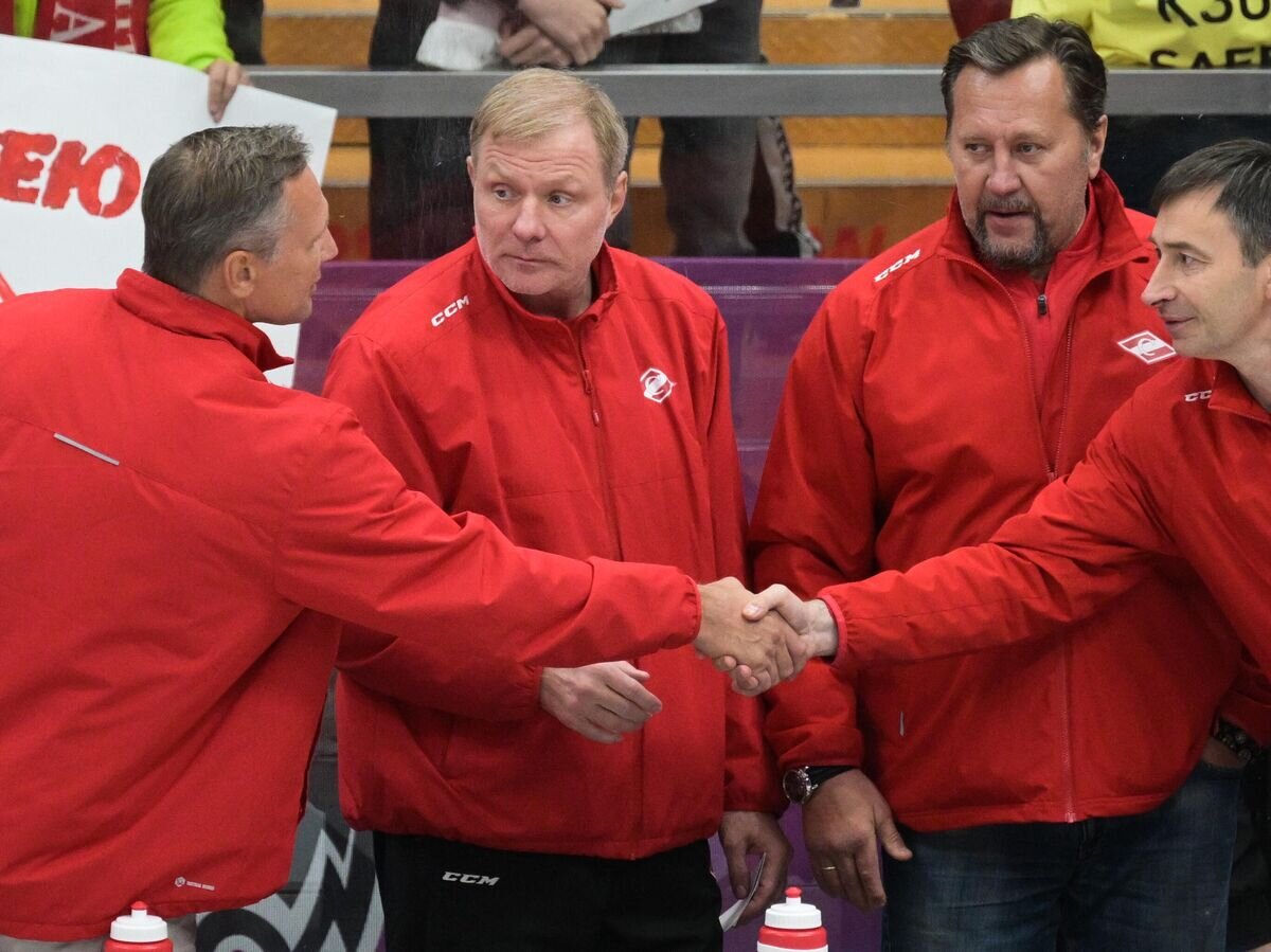    Главный тренер "Спартака" Алексей Жамнов (второй слева)© РИА Новости / Владимир Астапкович