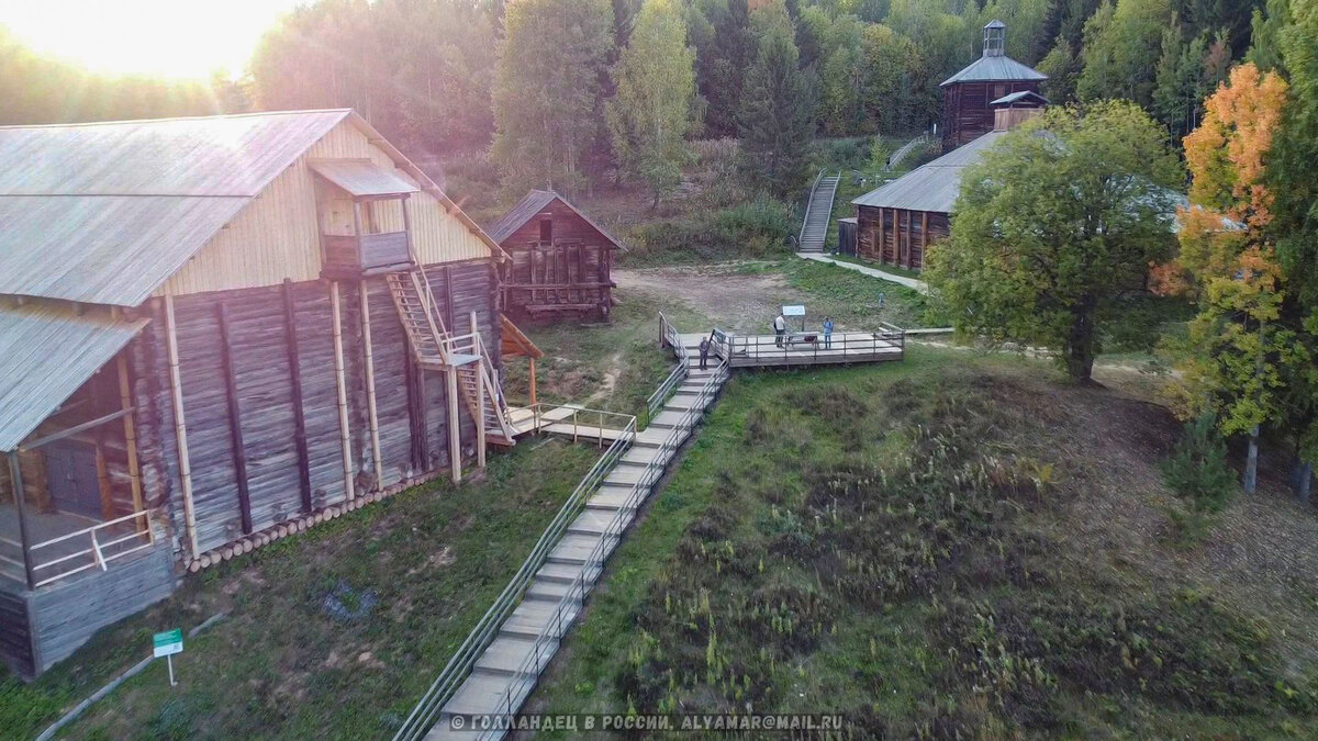 Как я рассказывал ранее, Пермский край - один из важных солевых регионов России. И, конечно, тут варят соль с древних времён. И в Хохловке можно увидеть, как это было. Справа вдалеке башня - это рассолоподъёмная башня, там делали отверстие в земле и добывали соляной раствор. Рядом с ним за деревом - варница, где парили соль из воды. Слева большое здание - соляной амбар. Фото: "Голландец в России".