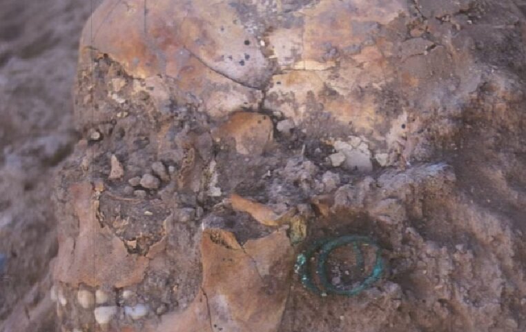 Захоронение девушки-аристократки, украшенное бронзовыми украшениями и египетскими скарабеями, датируемое 3800 годами, свидетельствует о вековых связях между Иерихоном и Египтом.