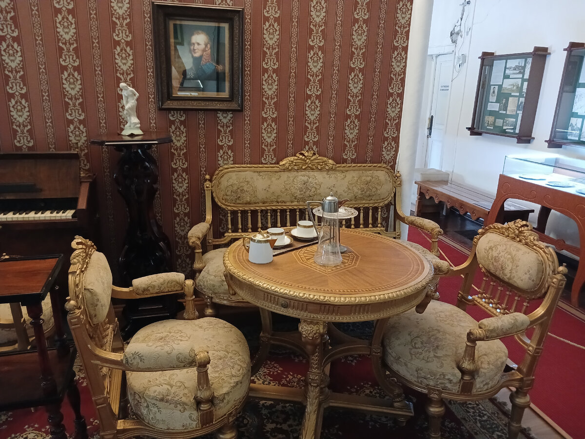 Старинная мебель в экспозиции музея Астраханского кремля