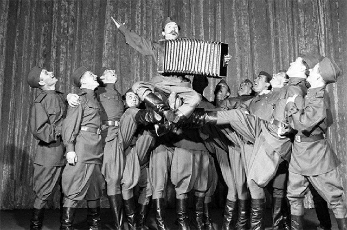    Академический дважды Краснознамённый, ордена Красной Звезды ансамбль песни и пляски Советской Армии (ныне — Российской Армии) имени А. В. Александрова. 1963 г.