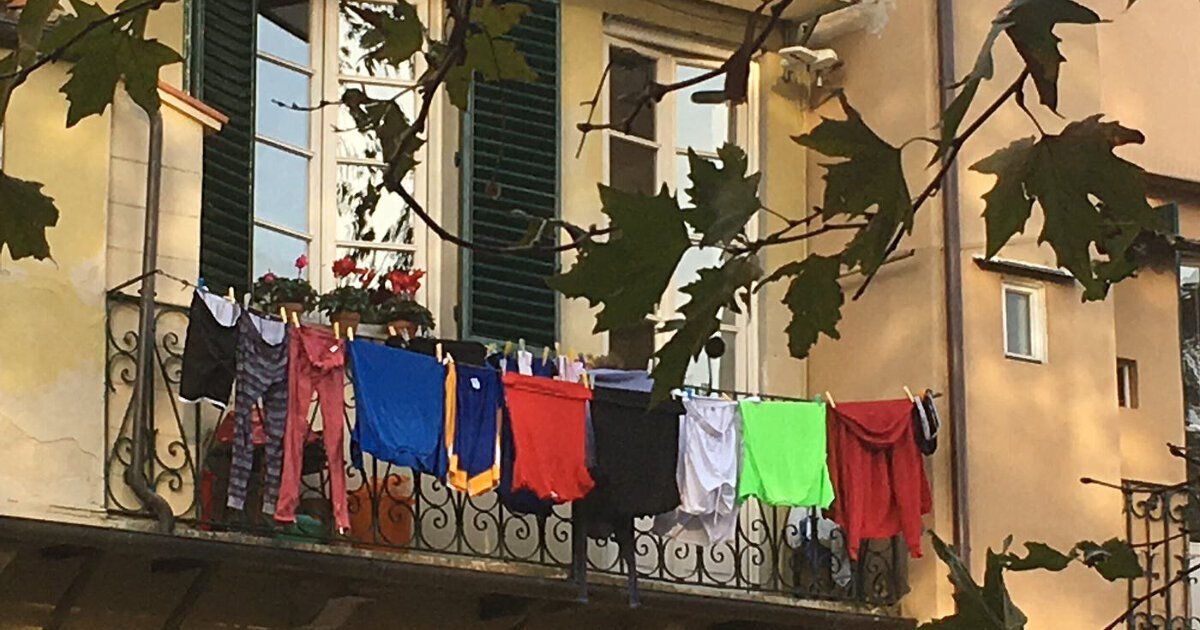развешивает белье на балконе. балкон одежда. развешивает белье на балконе. гардероб на лоджии. белье на балконе.