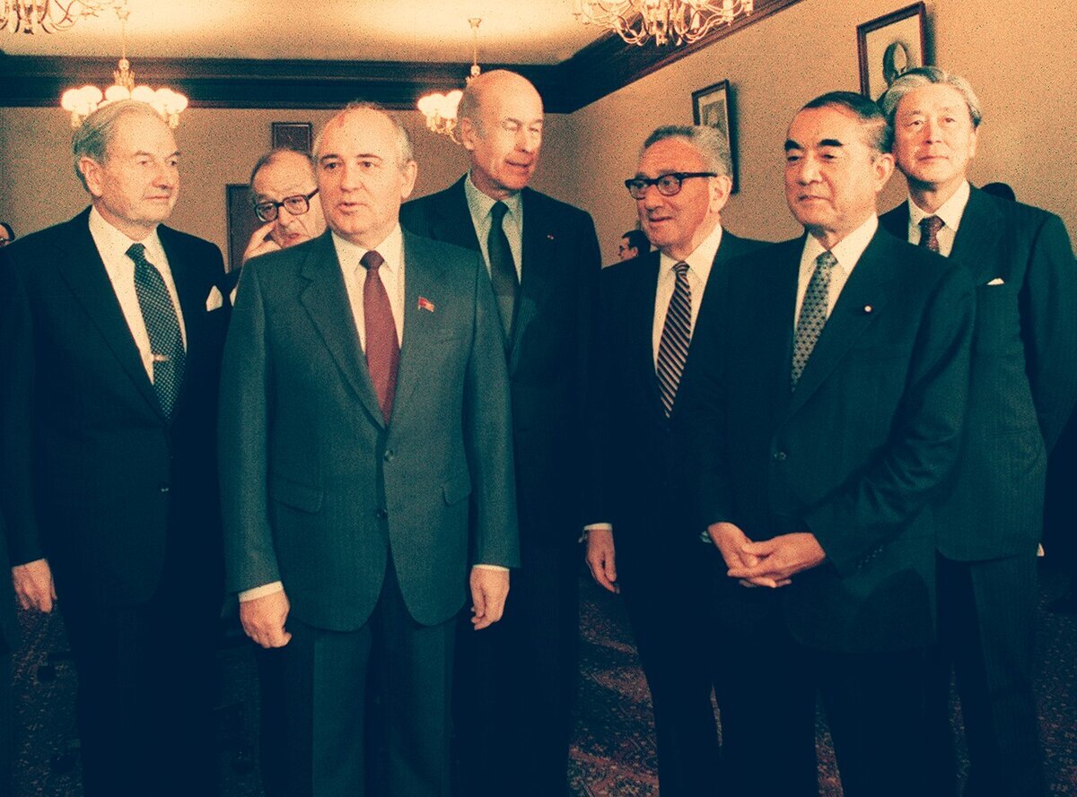 Н. Горбачев и его окружение. Ссср горбачев в 1985. Шеварднадзе. Горбачев и его окружение.