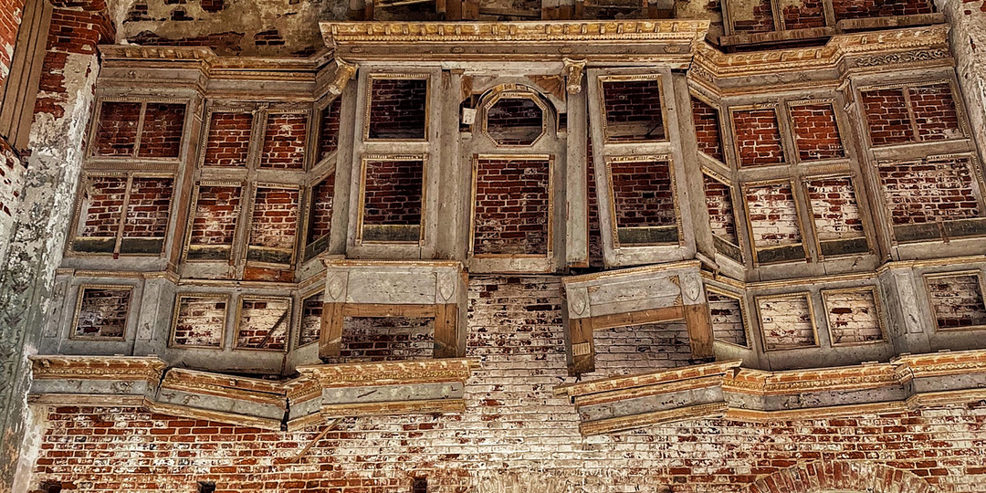 Заброшенный храмовый комплекс в Ивановской области с роскошным иконостасом внутри