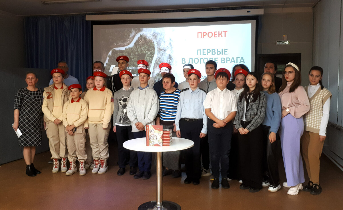 Руководитель фонда "Исток" Виктор Медведев с участниками презентации проекта