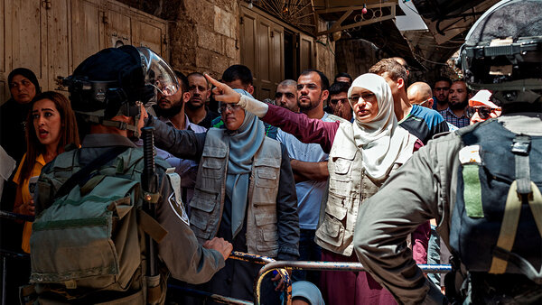 Палестинцы протестуют в Старом городе Иерусалима против восхождения евреев на Храмовую гору во время Тиша бе-Ав — ежегодного дня поста в иудаизме. Иерусалим, Израиль. Обложка © Shutterstock