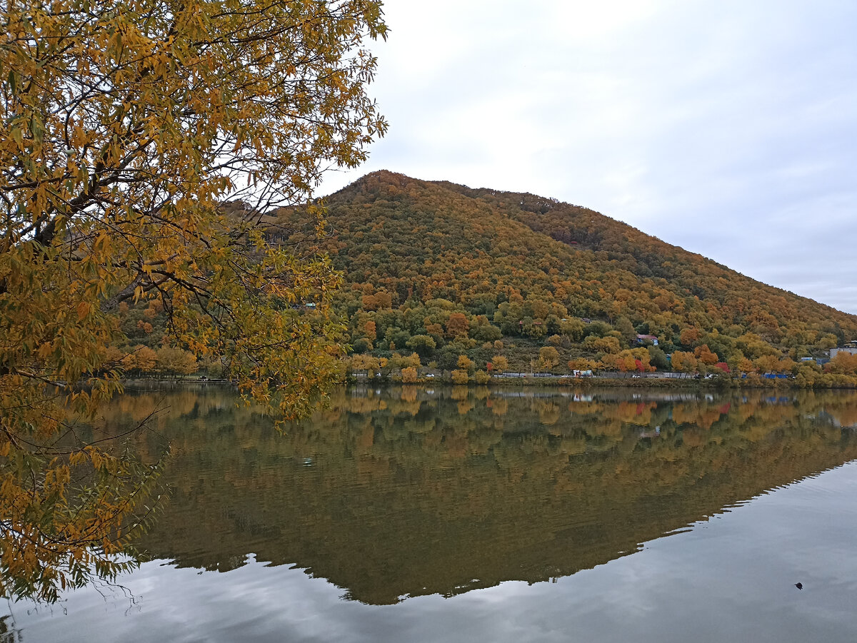 Сопка Петровская, у подножия которой находится озеро. Фото автора