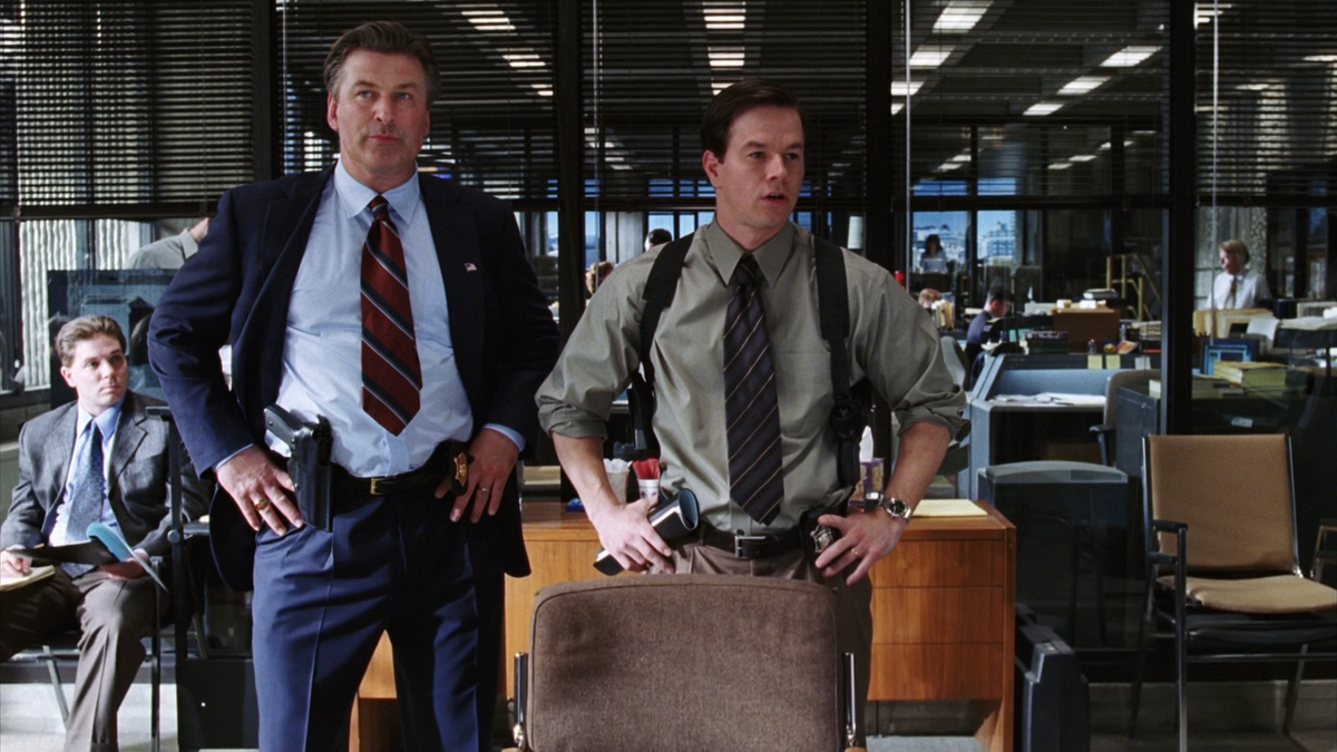 Алек Болдуин и Марк Уолберг в фильме "Отступники" (2006)