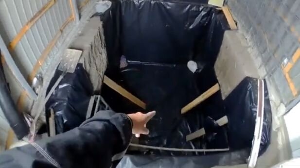 Человек гидроизолировал свой подвал пленкой, и избавился от всей возни с продухами