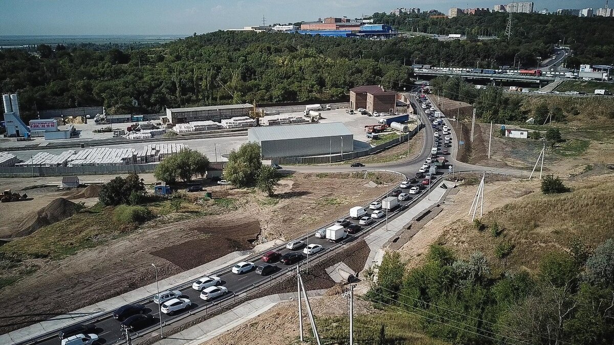     Массовое ДТП произошло на трассе Де-Фриз-Седанка во Владивостоке. Судя по видео, в него попали как минимум три автомобиля.