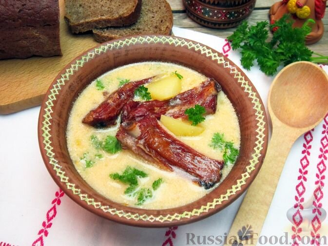 ребра свиные копченые, сметана, картофель, лук репчатый, масло подсолнечное, мука пшеничная, паприка молотая, зелень петрушки, соль, вода