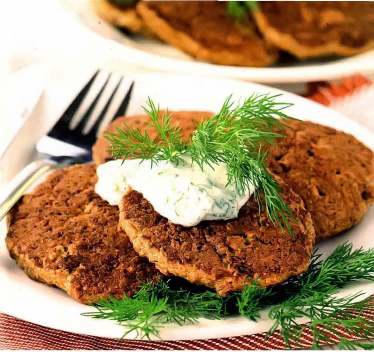 Печеночные биточки из куриной печени. Печеночники из куриной печени. Печёночные оладьи из куриной печени. Печеночные оладьи. Печеночные оладьи.