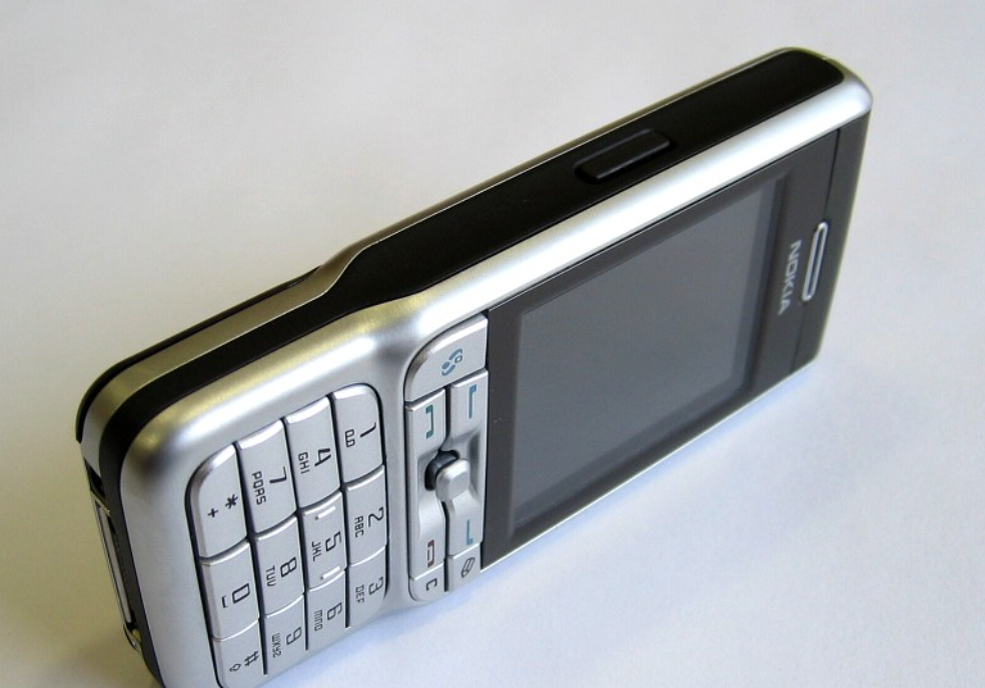 Nokia 3230 —красивый смартфон с классическим дизайном и отличным ...
