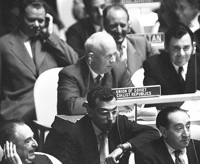 Хрущев стучит ботинком по столу. Хрущев ООН И ботинок 1960. Хрущев в ООН стучал ботинком.