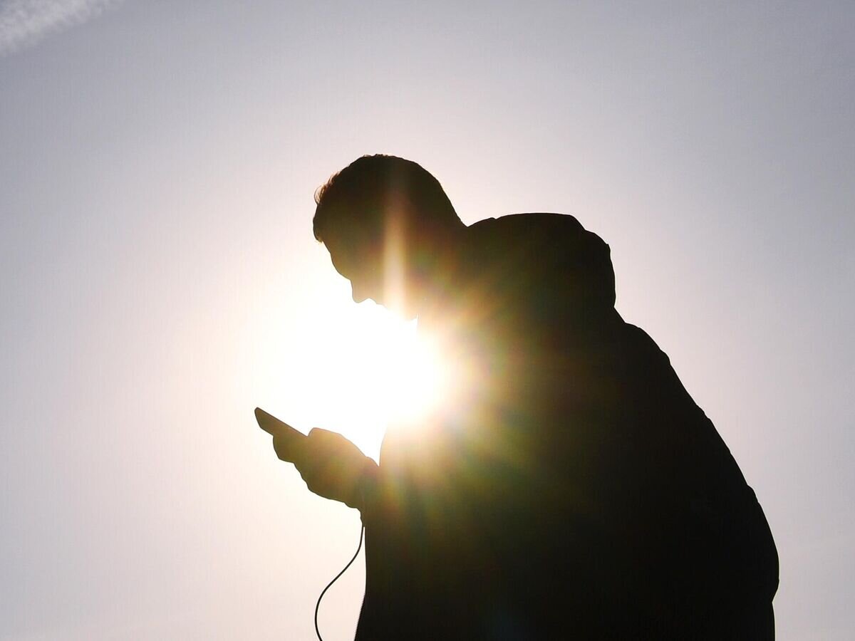    Мужчина идет по одной из улиц в Москве© РИА Новости / Павел Бедняков