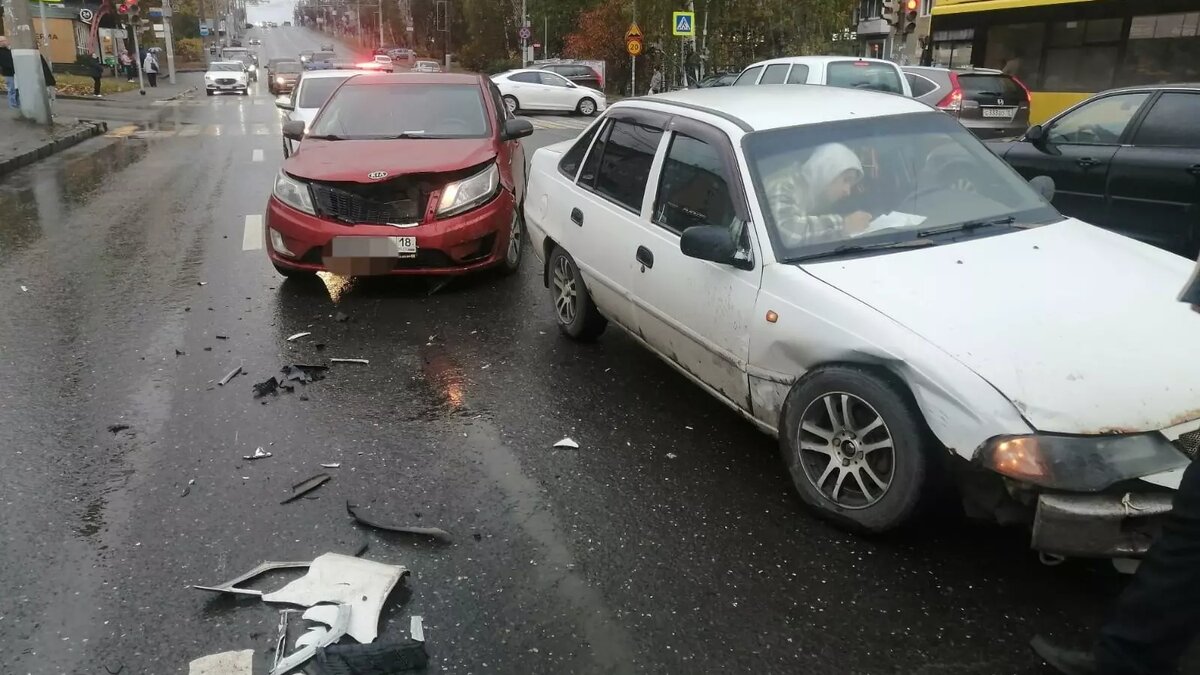     Днем 11 октября на улице Пушкинская в Ижевске неопытный водитель выехал на встречку и столкнулся с иномаркой, в которой находилось трое детей.