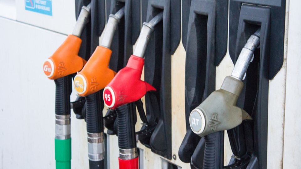 Россиян предупредили о резком скачке цен на бензин в 2019 году 
Фото: Александр Елизаров © URA.RU