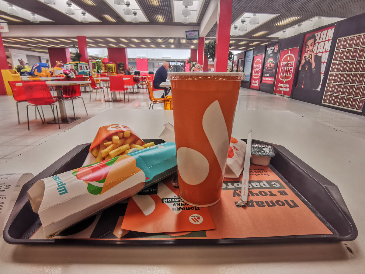 Панорамный вид на поднос и фуд-корт. Снято на ширике.