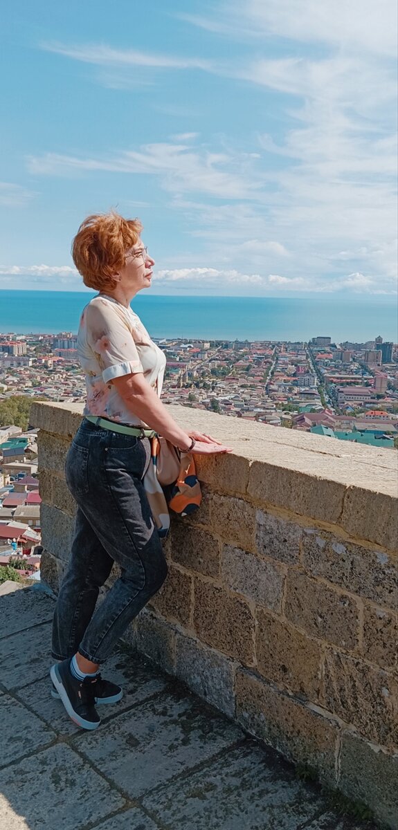 Вот такой бабушкой я сейчас стала. Это в крепости Нарын-Кала в сентябре. Внизу Дербент, на горизонте - Каспий