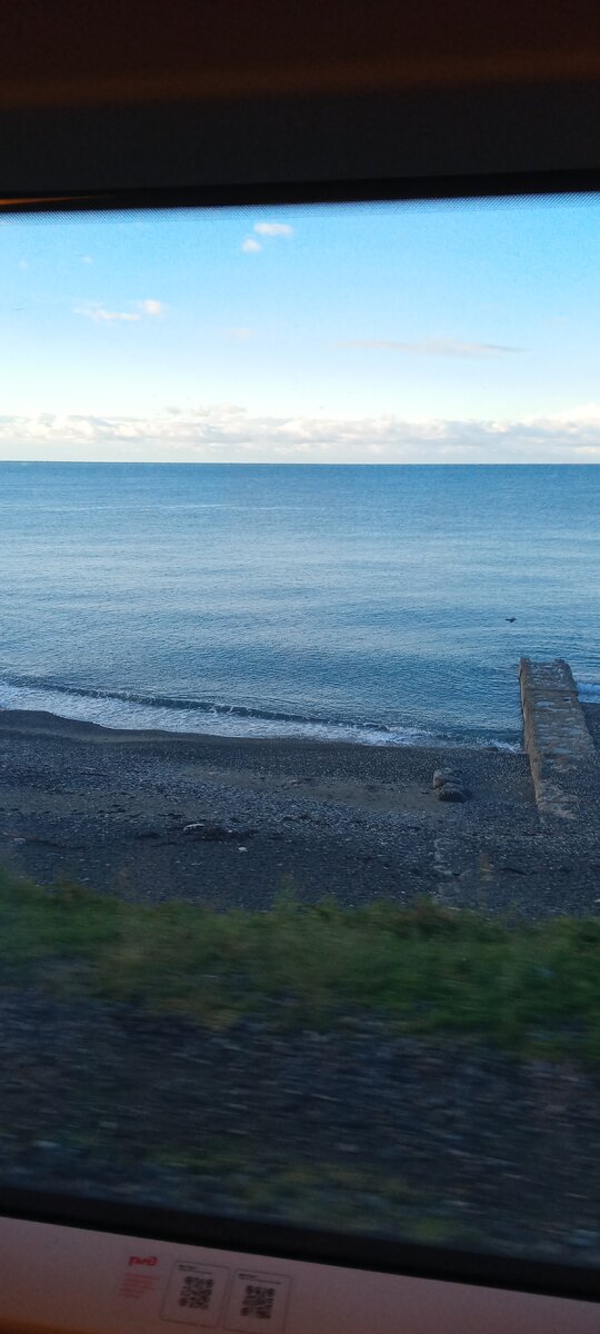 Море успокоилось, но купаться холодно 😬