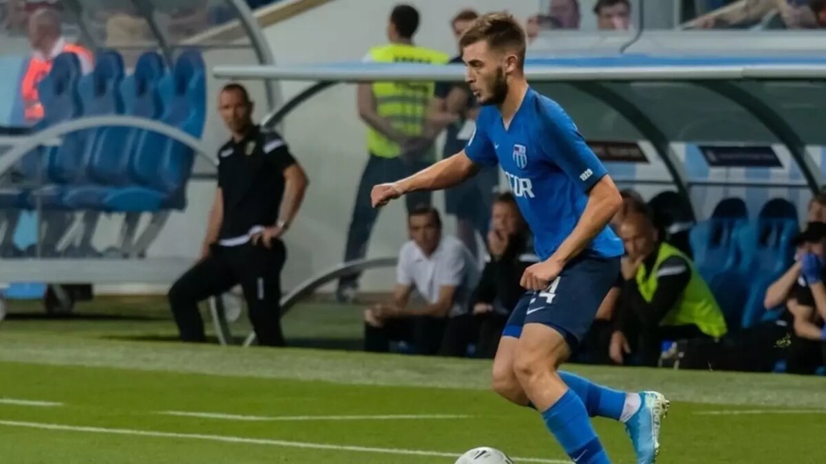     Бывший футболист «Ротора», а ныне игрок «Локомотива» Максим Ненахов раскритиковал экс-руководство волгоградского клуба в шоу «Плохие футболисты» на Youtube.