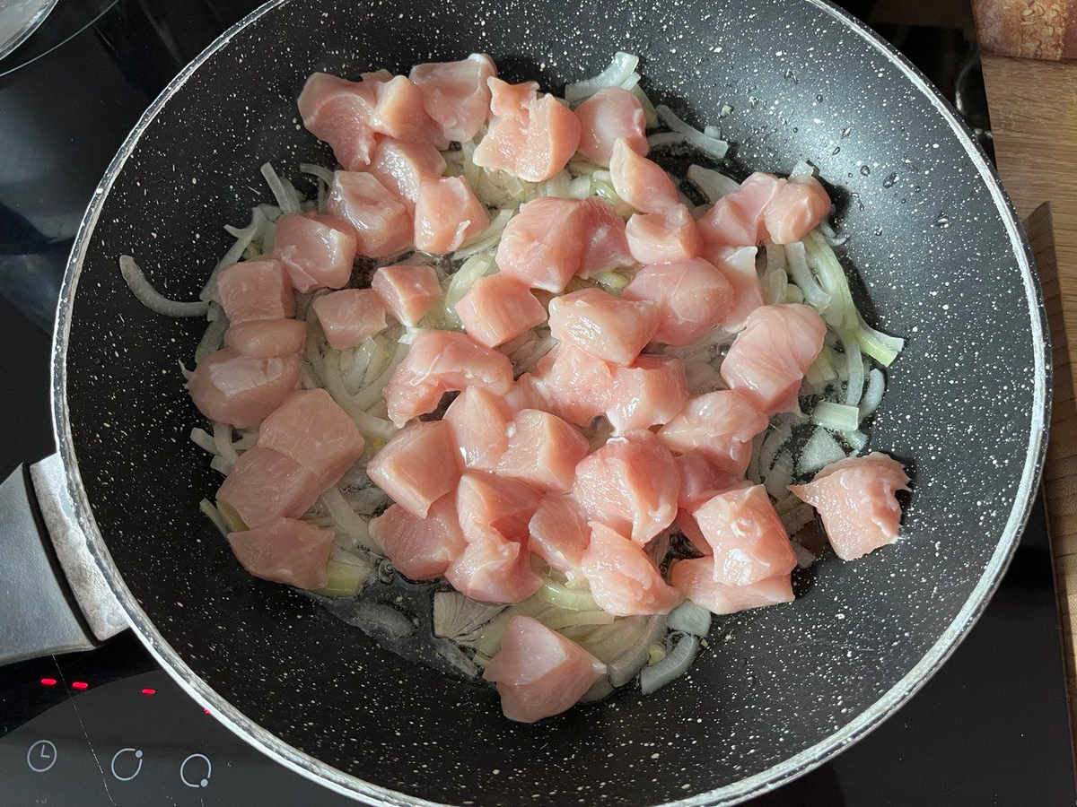 Паста с курицей и грибами в сметанном соусе