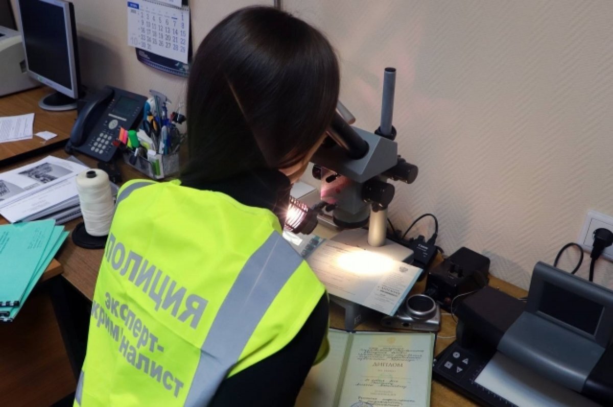    Мужчина в разное время купил два поддельных диплома о высшем образовании.