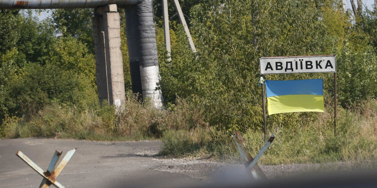    Информационно-указательный знак на въезде в Авдеевку (Донецкая обл. ), 31 августа 2015 г. Фото Мусиенко Владислав / УНИАН editor