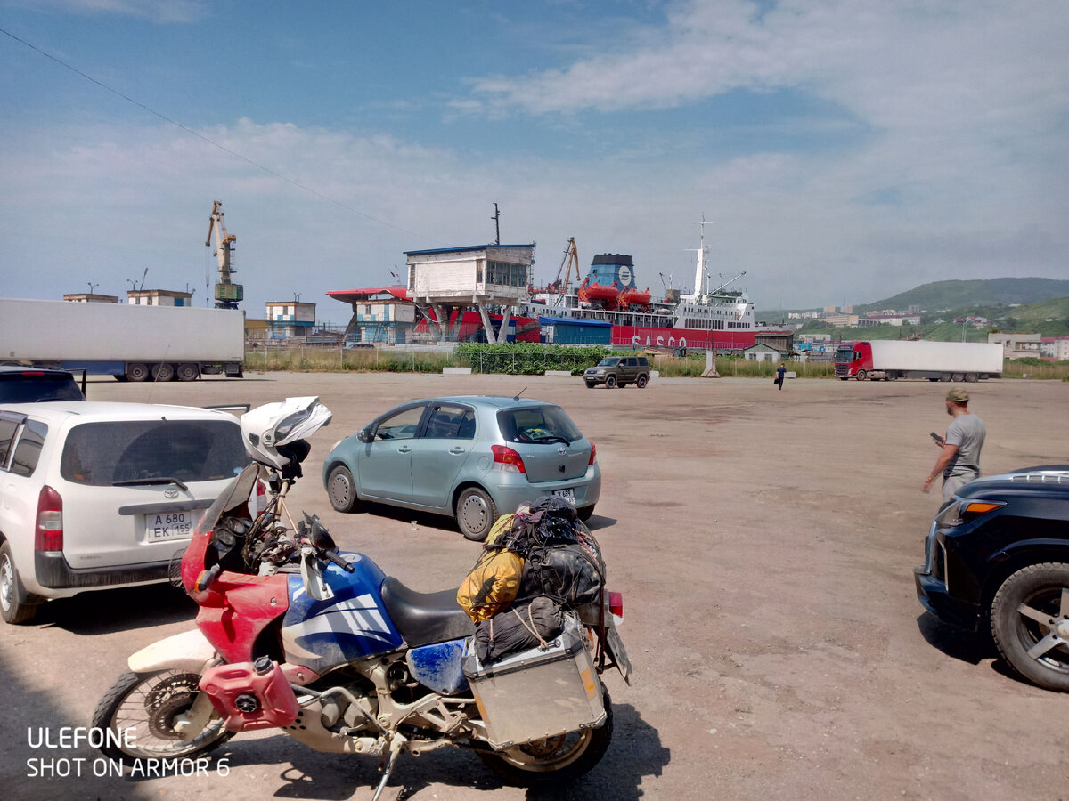  В порту г. Холмск ( на заднем плане паром)