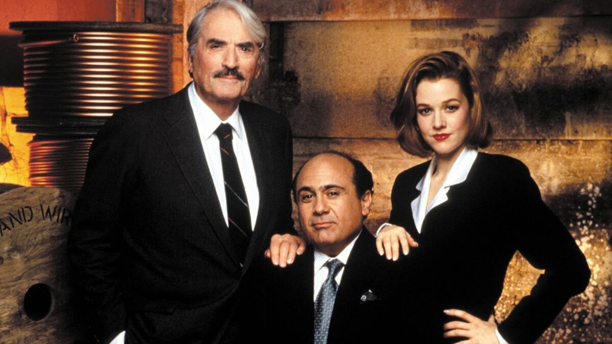 Трейлер фильма. На заднем плане - жилы силовых проводов и медные трубки, однако, по сюжету фирма занимается производством телефонных и телеграфных кабелей