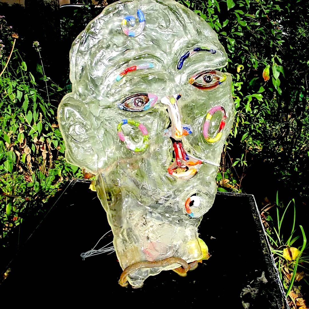  Работа Анастасии Коровиной на выставке "Новый взгляд - новое стекло. Продолжение" во внутреннем дворике РАХ.  Сентябрь-октябрь 2023.