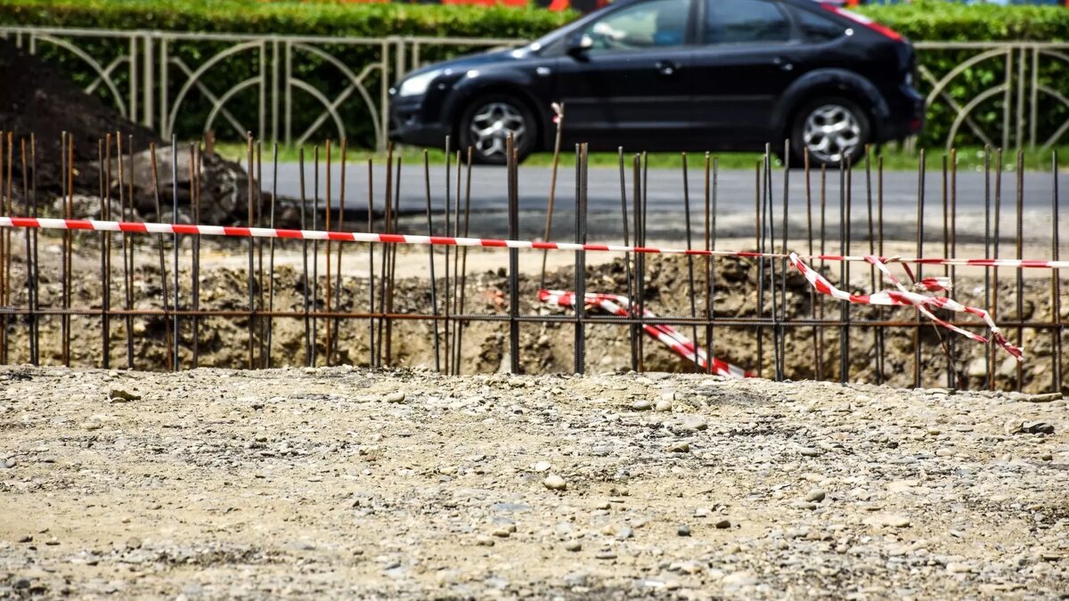     В Старом Вартовске двое рабочих насмерть засыпало землей. Это произошло в тот момент, когда они рыли траншею.