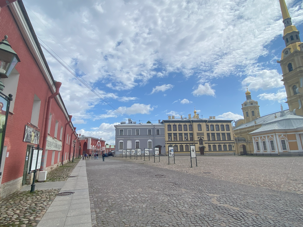 Фото автора: Территория Петропавловской крепости. Здания: Штаб-офицерский дом, Хранилище образцовых российских и иностранных мер и весов. 
