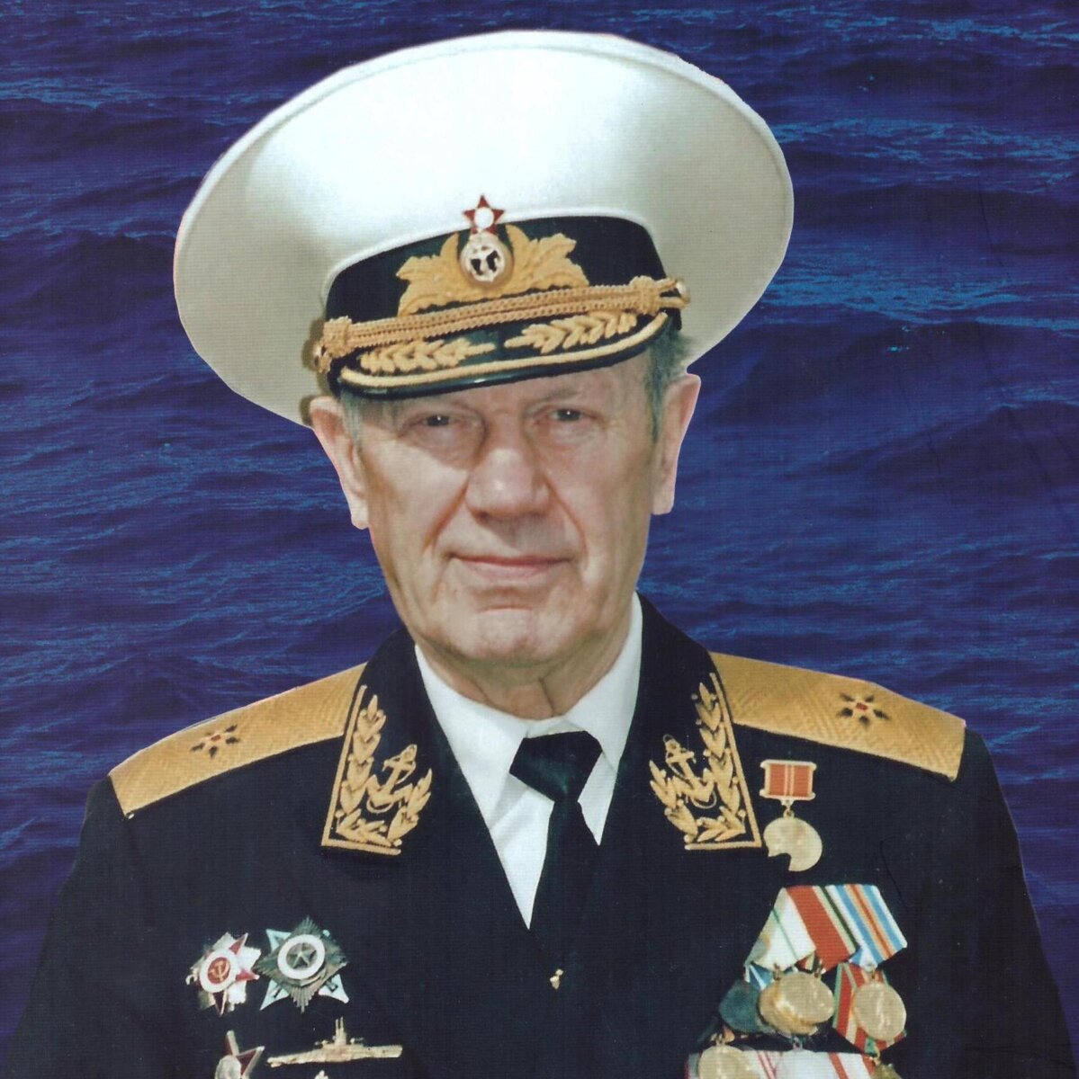 Фото взято из свободного доступа интернета для иллюстрации парадной формы. На фото контр-адмирал Чернавин Л.Д.