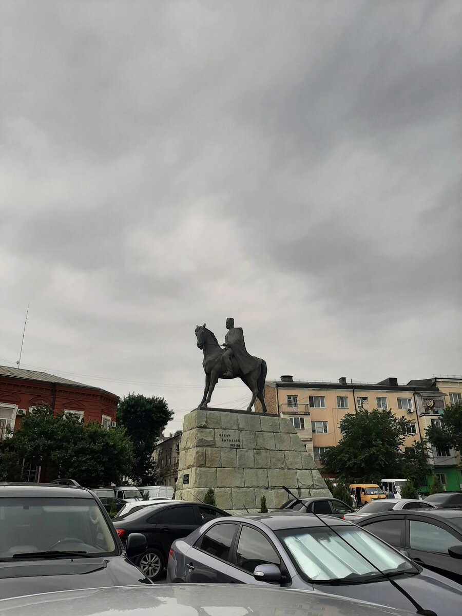 Площадь у ж/д вокзала Махачкалы