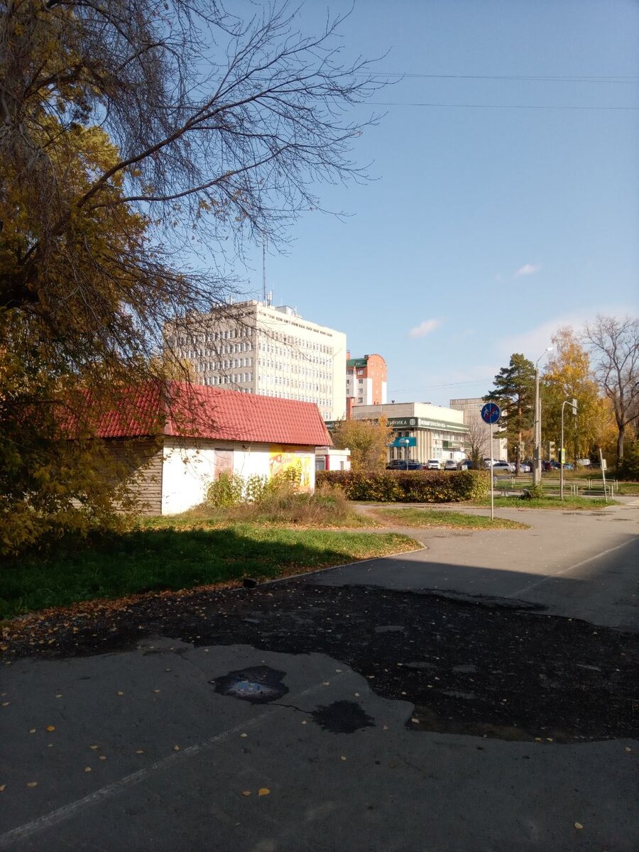 Вот то высокое серое здание и есть городская поликлиника.