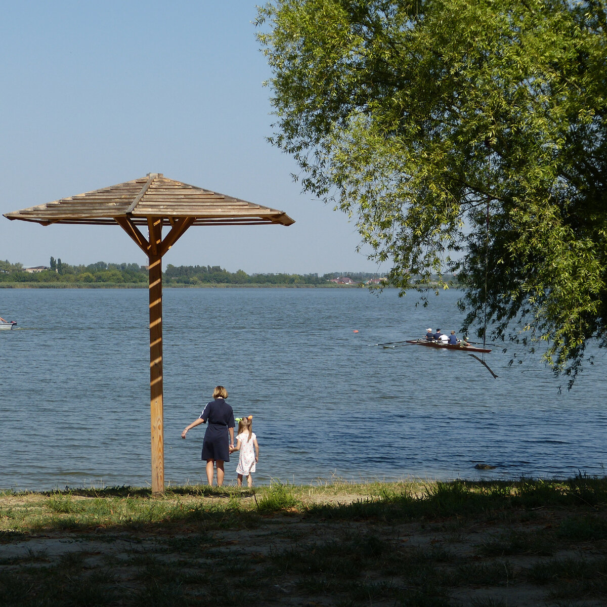 Лето 2022. Ляля с Лерой у реки. Фото мое