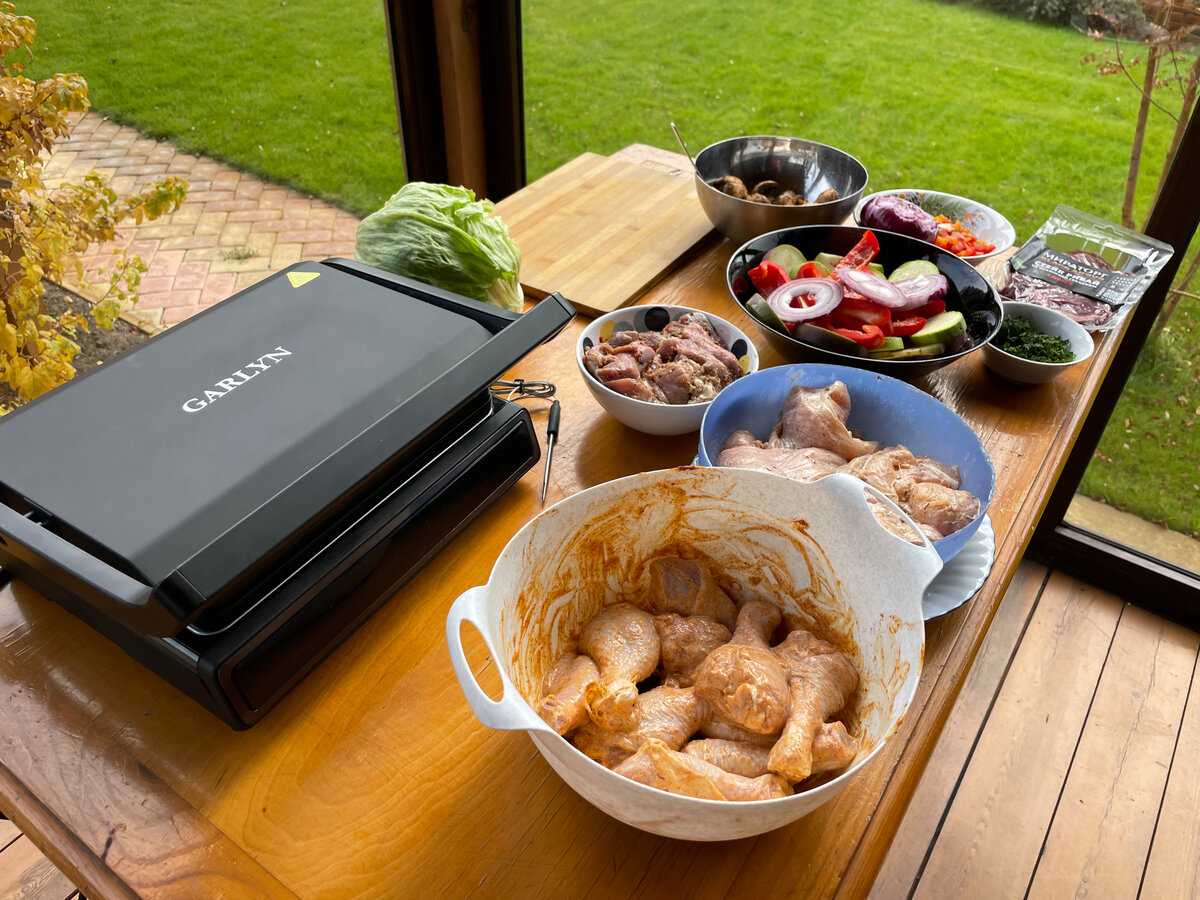 Голени, грудка, индейка, овощи, грибы и стейк