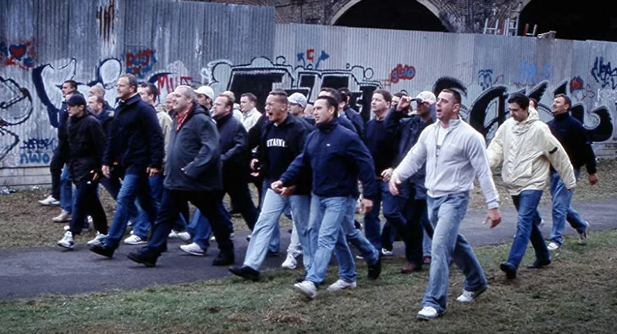 К группировке футбольных хулиганов относится. Danny Dyer Football Factory. Футбольные хулиганы Англии фильмы. Фанаты фильм 2004. Дэнни Дайер футбольные хулиганы