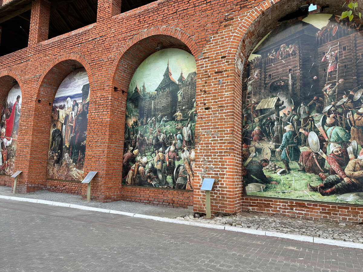 Кремлевская стена (у парковки)