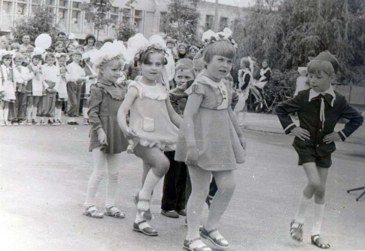 Очень часто в старых советских фильмах и на фото 1940-1970-х гг можно увидеть девочек а весьма коротких платьицах. Так что, аж пардон, трусишки порой видно.-2