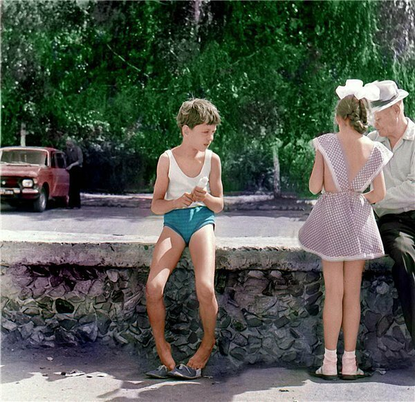 Очень часто в старых советских фильмах и на фото 1940-1970-х гг можно увидеть девочек а весьма коротких платьицах. Так что, аж пардон, трусишки порой видно.-3