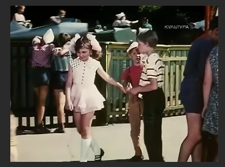 Очень часто в старых советских фильмах и на фото 1940-1970-х гг можно увидеть девочек а весьма коротких платьицах. Так что, аж пардон, трусишки порой видно.-5
