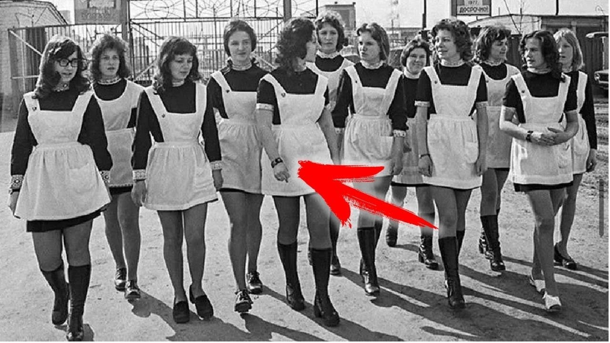 Очень часто в старых советских фильмах и на фото 1940-1970-х гг можно увидеть девочек а весьма коротких платьицах. Так что, аж пардон, трусишки порой видно.-4